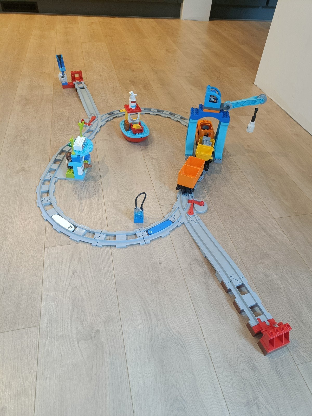 Lego Duplo Goederentrein 10875 met haven en boot, Overige thema's, Compleet, Ophalen of Verzenden, Zo goed als nieuw