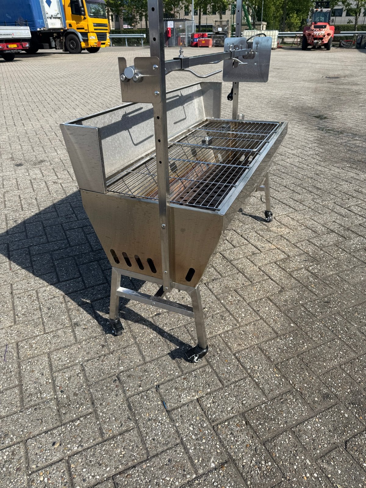Te huur:  RVS BBQ met spit en motor, Ophalen, Zo goed als nieuw