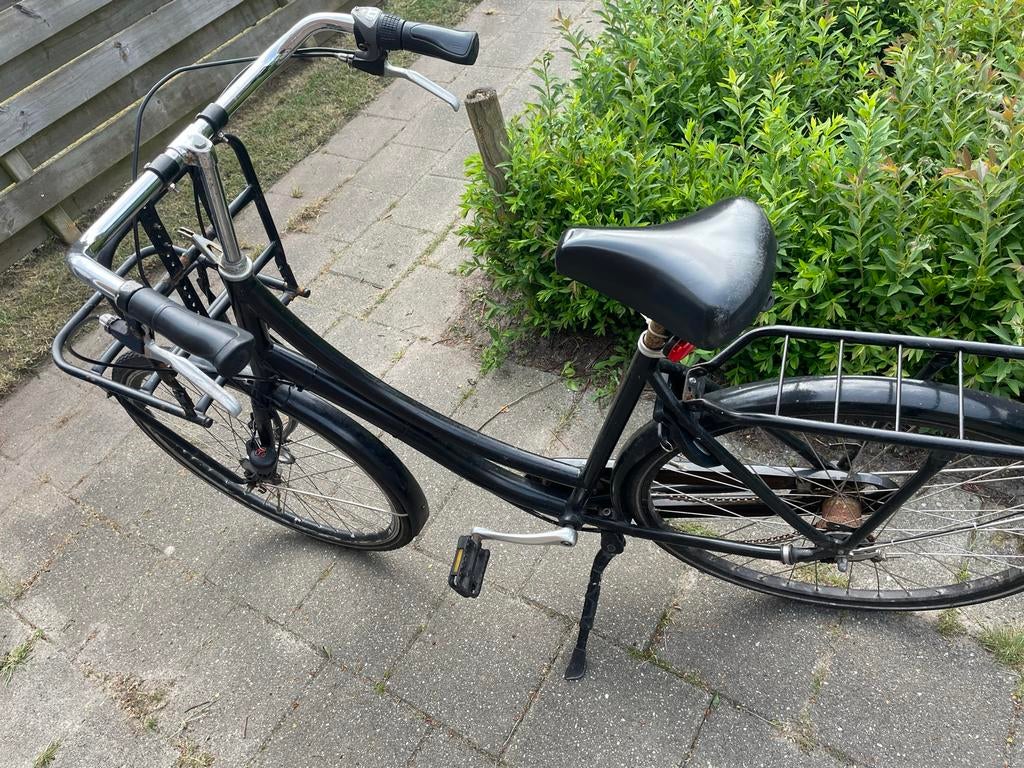 Zwarte fiets met voordrager en terugtraprem, Fietsen en Brommers, Fietsen | Dames | Omafietsen, Gebruikt, Versnellingen, Terugtraprem