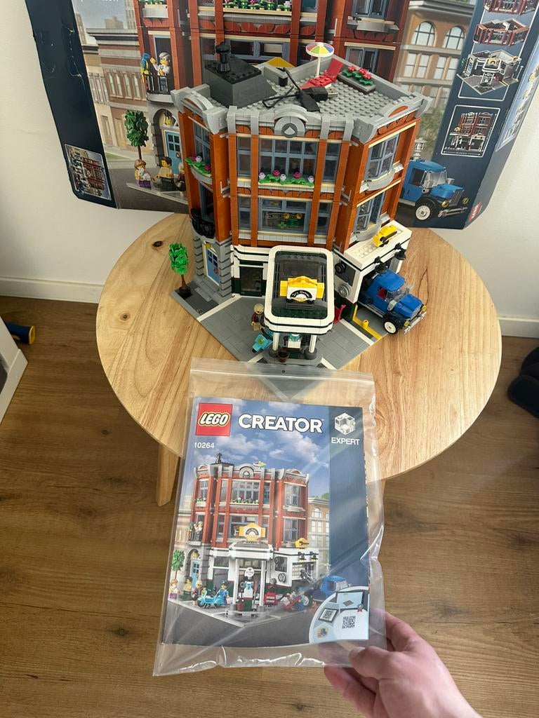 LEGO Creator Expert Garage op de Hoek - 10264, Kinderen en Baby's, Speelgoed | Duplo en Lego, Ophalen, Zo goed als nieuw, Inclusief minifiguren
