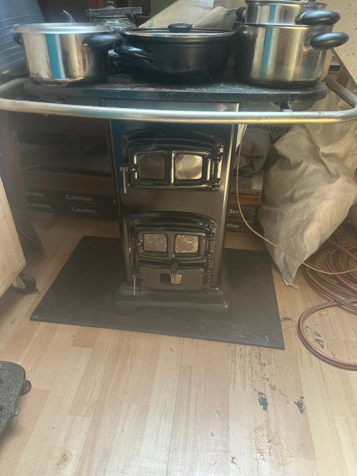 houtkagel antiek kompleet met kookstel erop en stokjen, Huis en Inrichting, Ophalen, Gebruikt, Houtkachel, Vrijstaand