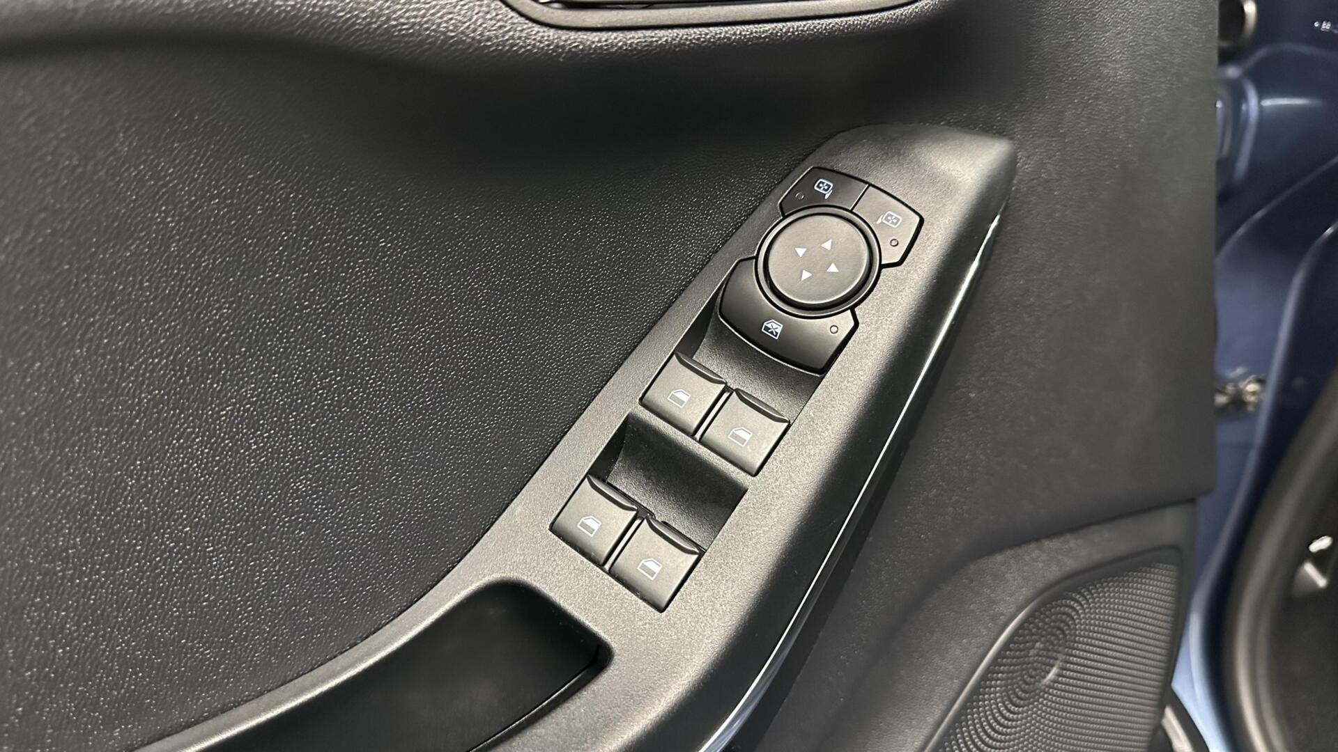 Foto 21 van Ford Fiesta 1.0 EcoBoost Hybrid Titanium NAVI CRUISE CARPLAY