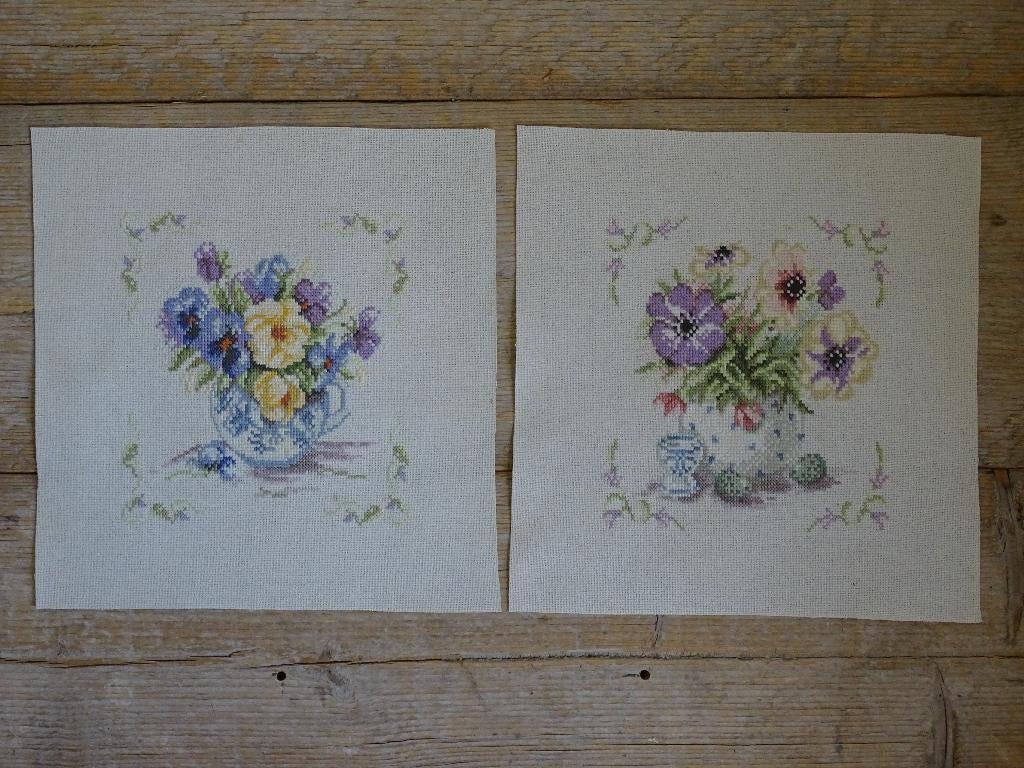 2x Borduurwerk VAASJE MET BLOEMEN, gaaf
