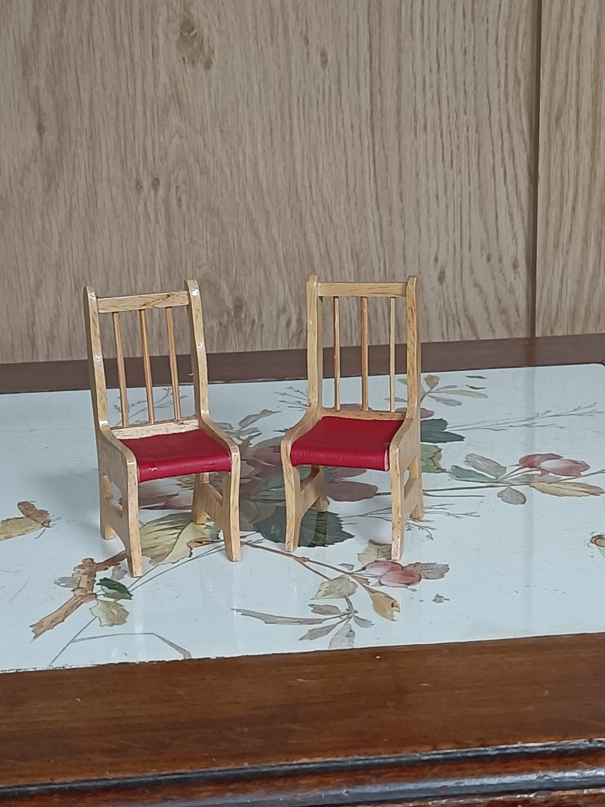 Twee mooie poppenhuis stoeltjes 1:12, Ophalen of Verzenden, Gebruikt, Poppenhuis