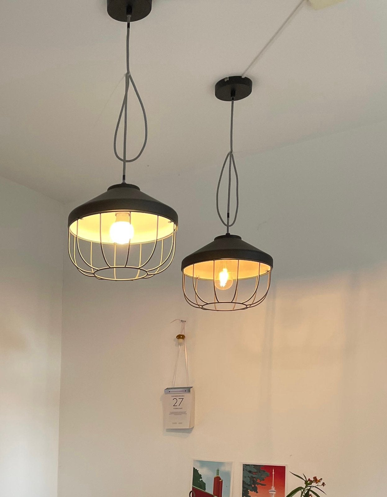 Twee Hanglampen grijs metaal