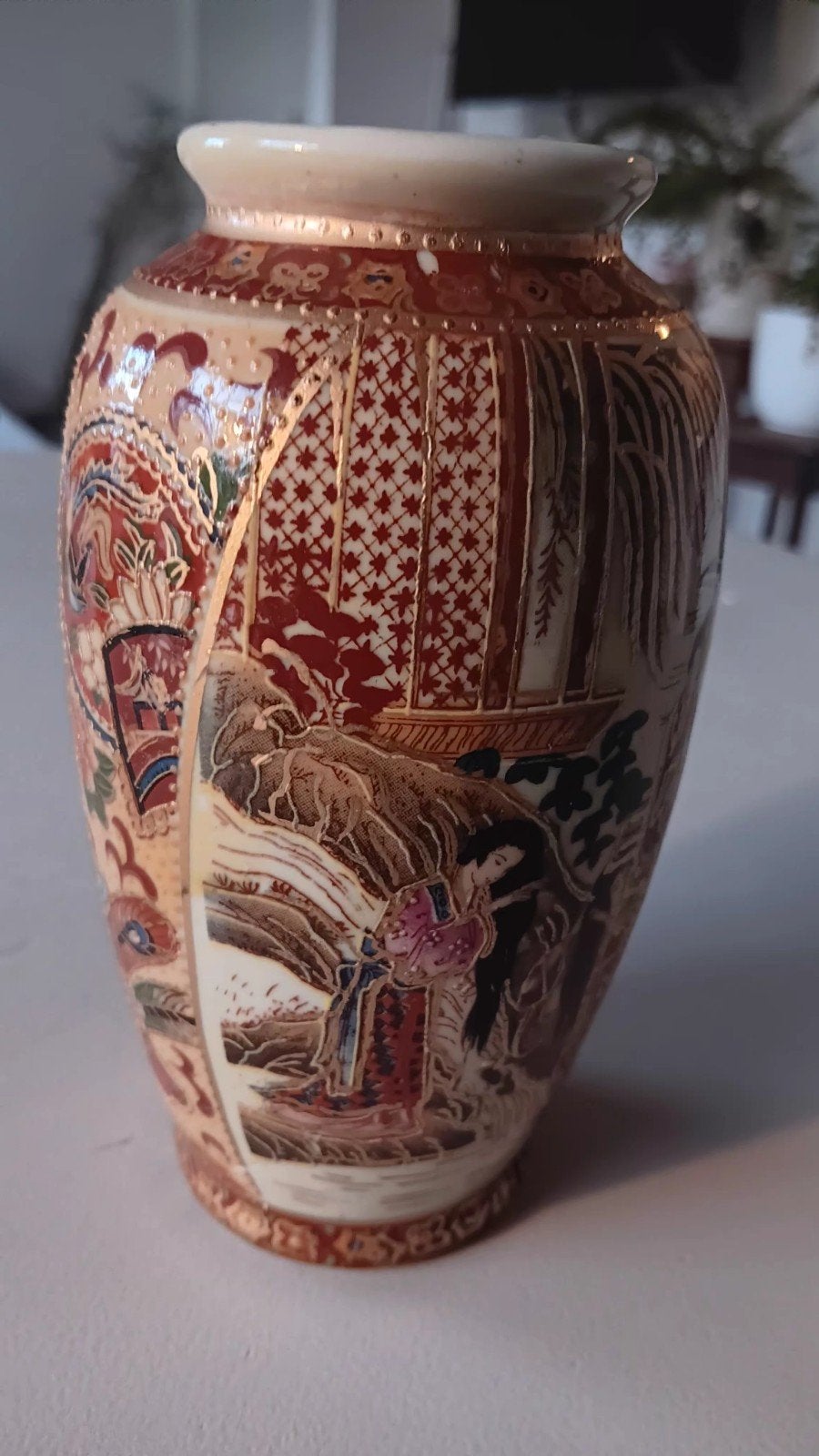 Satsuma vaasje uit China.
Handbeschilderde vrouwenfiguren in, Antiek en Kunst, Ophalen of Verzenden