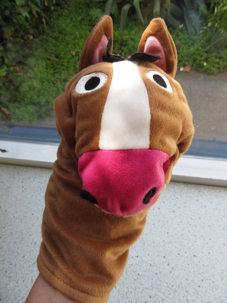 Handpop paard van IKEA zacht materiaal meet ca 28 cm, Paard, IKEA, Ophalen of Verzenden, Zo goed als nieuw