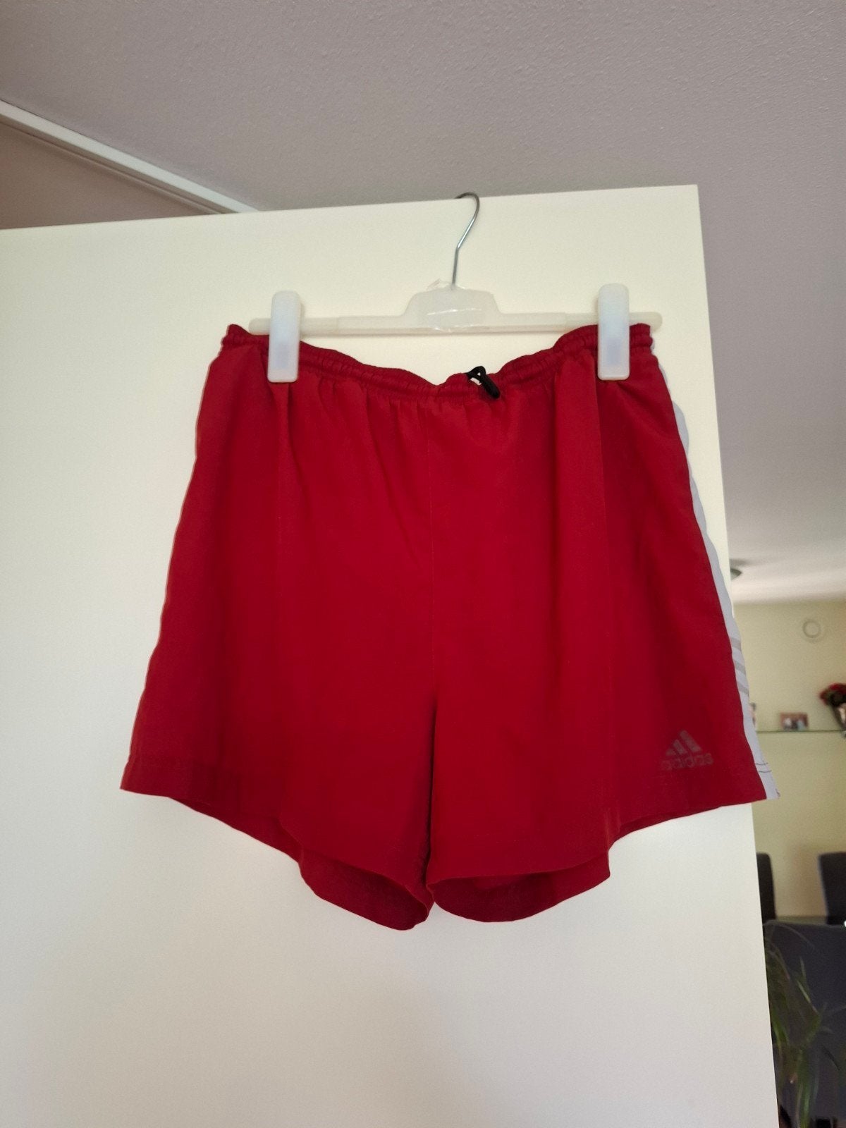 kortebroek adidas rood maat M 2 euro, Maat 48/50 (M), Ophalen of Verzenden, Adidas, Gedragen