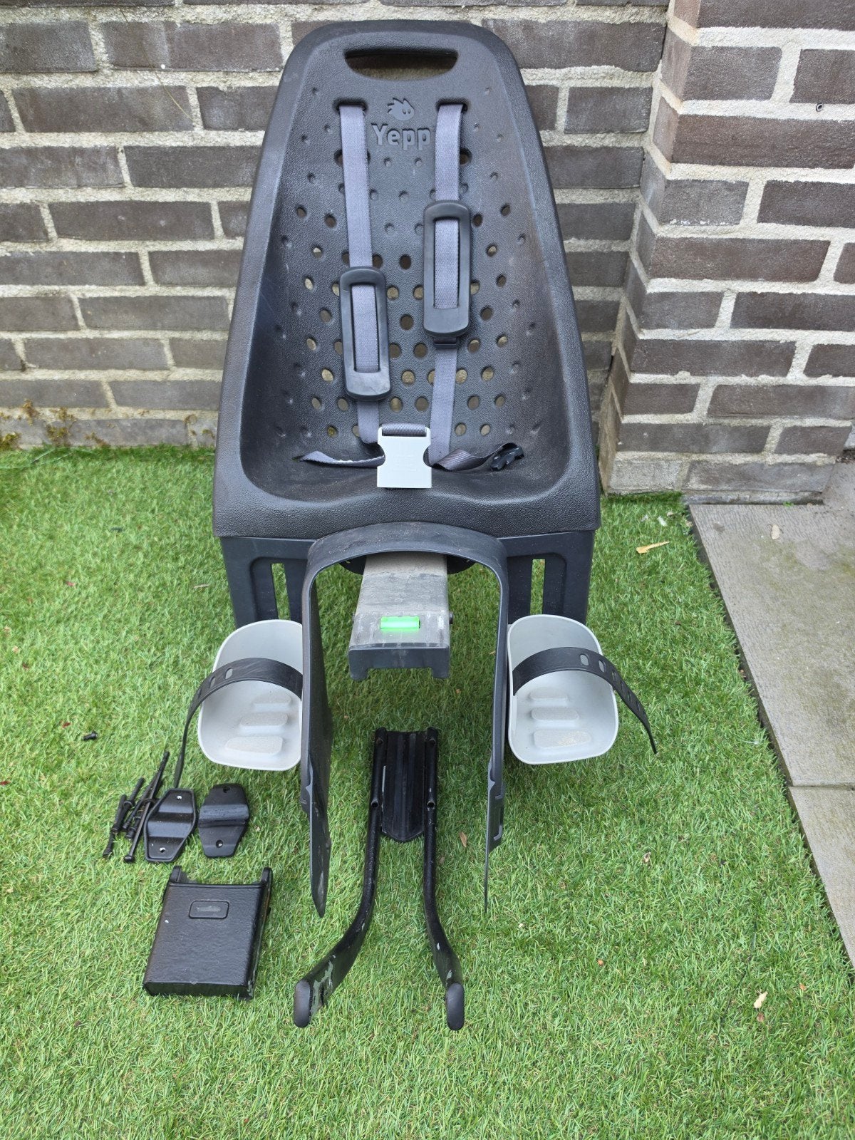 Yepp Achterzitje Fietsstoeltje Zwart met Voetsteuntjes, Ophalen of Verzenden