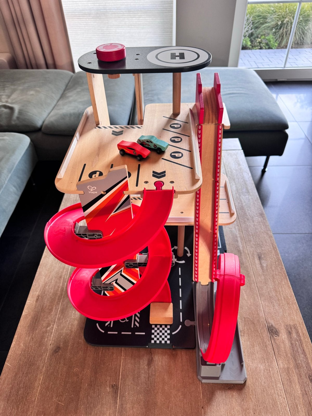 Hape houten stuntgarage - Zo goed als nieuw, Ophalen of Verzenden, Zo goed als nieuw