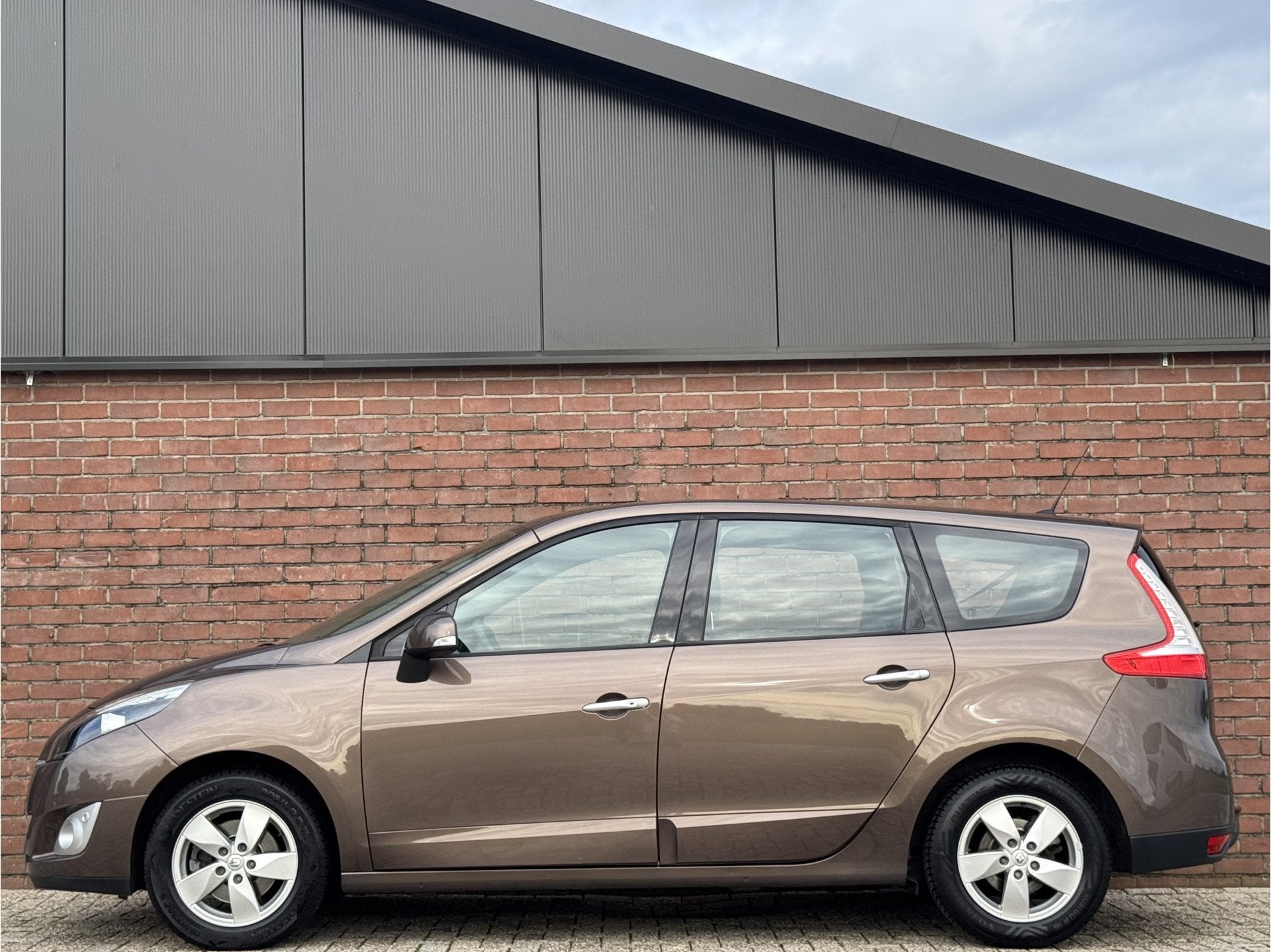 Renault Grand Scénic 2.0 DYNAMIQUE 7P. | NL-AUTO! | 1E EIG!, Auto's, Stof, Gebruikt, Zwart, 4 cilinders