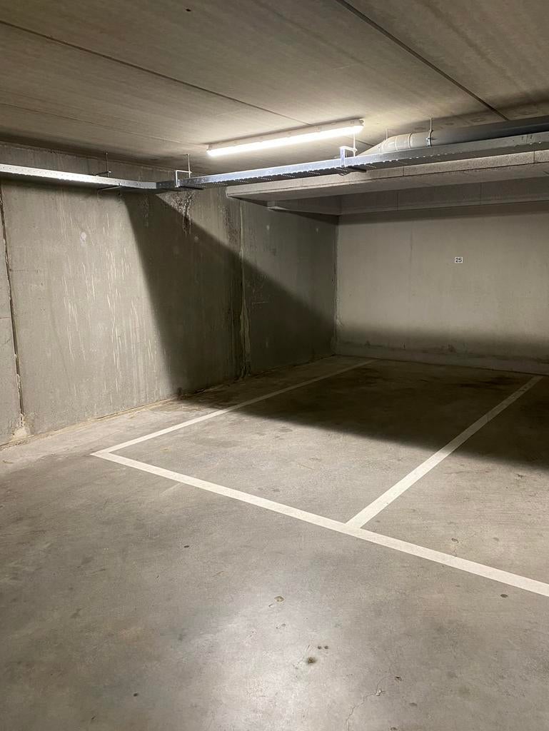 Ruime overdekte parkeerplek Amsterdam oost (1094), Huizen en Kamers, Garages en Parkeerplaatsen, Amsterdam