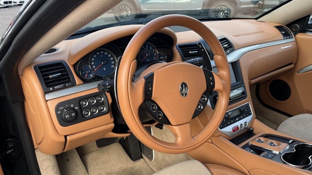 Maserati Granturismo S 4.7L 2010 Zeer mooi (BTW Auto), Auto's, Automaat, Navigatiesysteem, Beige, Bedrijf