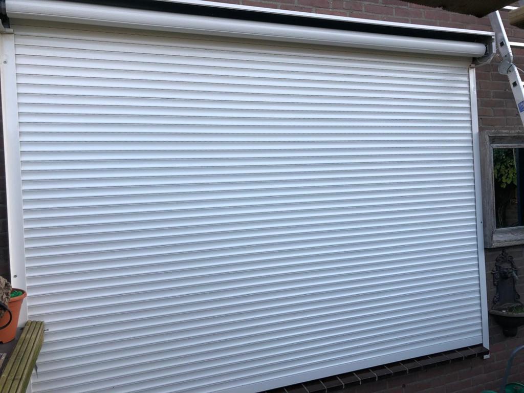 Rolluik met electrisch open en dicht, Doe-het-zelf en Verbouw, Rolluiken, Ophalen, Gebruikt, Wit, 200 cm of meer