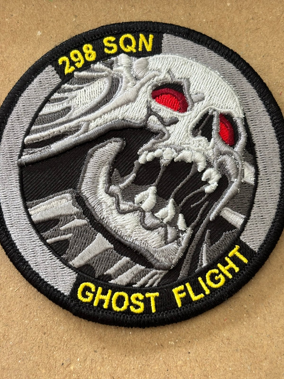 Embleem 298 SQN RNLAF ghost flight grey tone, Verzamelen, Verzenden, Luchtmacht, Nederland, Embleem of Badge