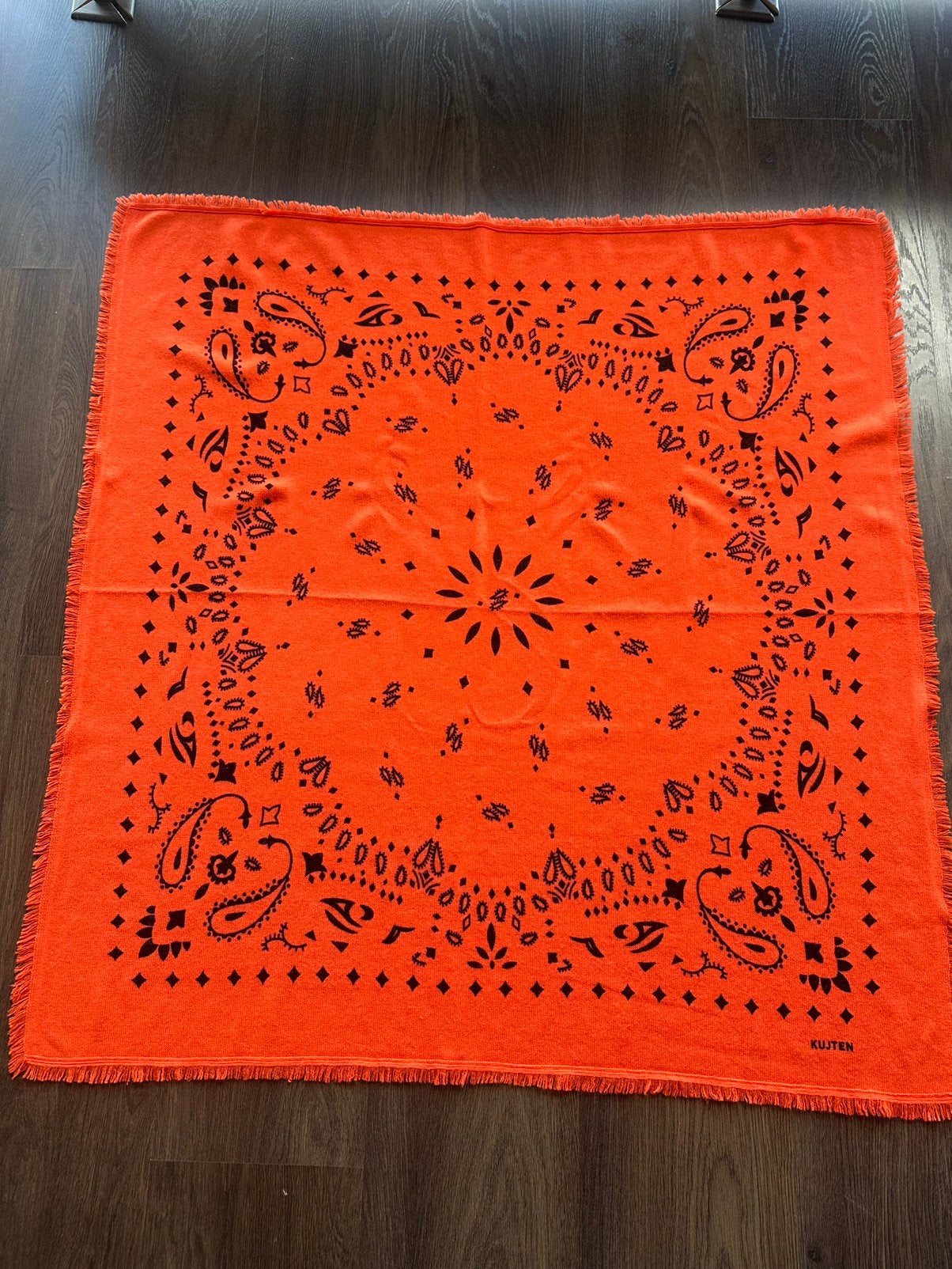 Diep oranje/zwart KUJTEN CASHMERE sjaal, Kleding | Dames, Ophalen of Verzenden, Nieuw, Maat 46/48 (XL) of groter, Sjaal