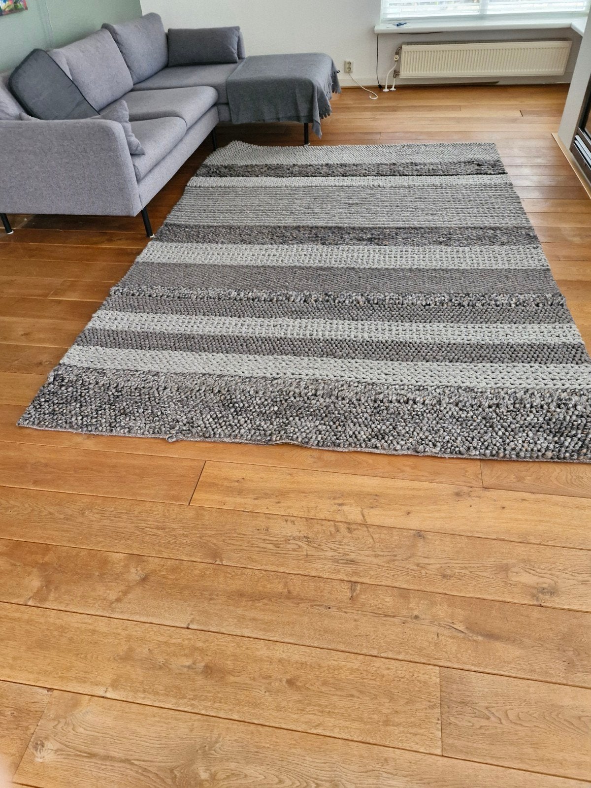 Te koop aangeboden  zuiver wollen vloerkleed, Ophalen, 150 tot 200 cm, 200 cm of meer, Grijs
