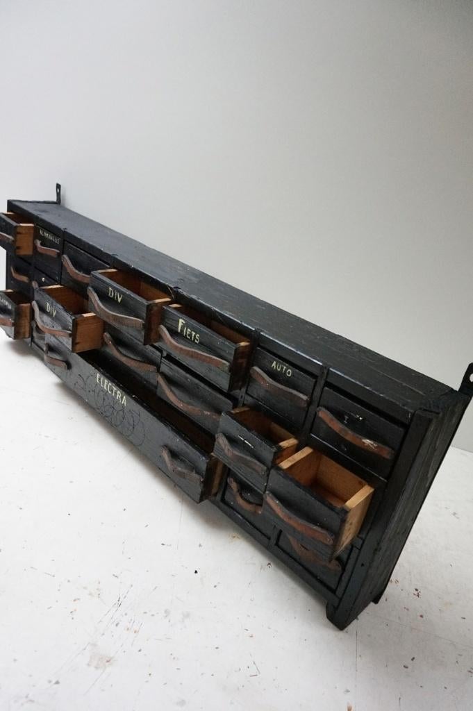 Industrieel vintage houten ladekastje - hangkastje, Huis en Inrichting, Kasten | Ladekasten, Ophalen, Gebruikt, 100 tot 150 cm