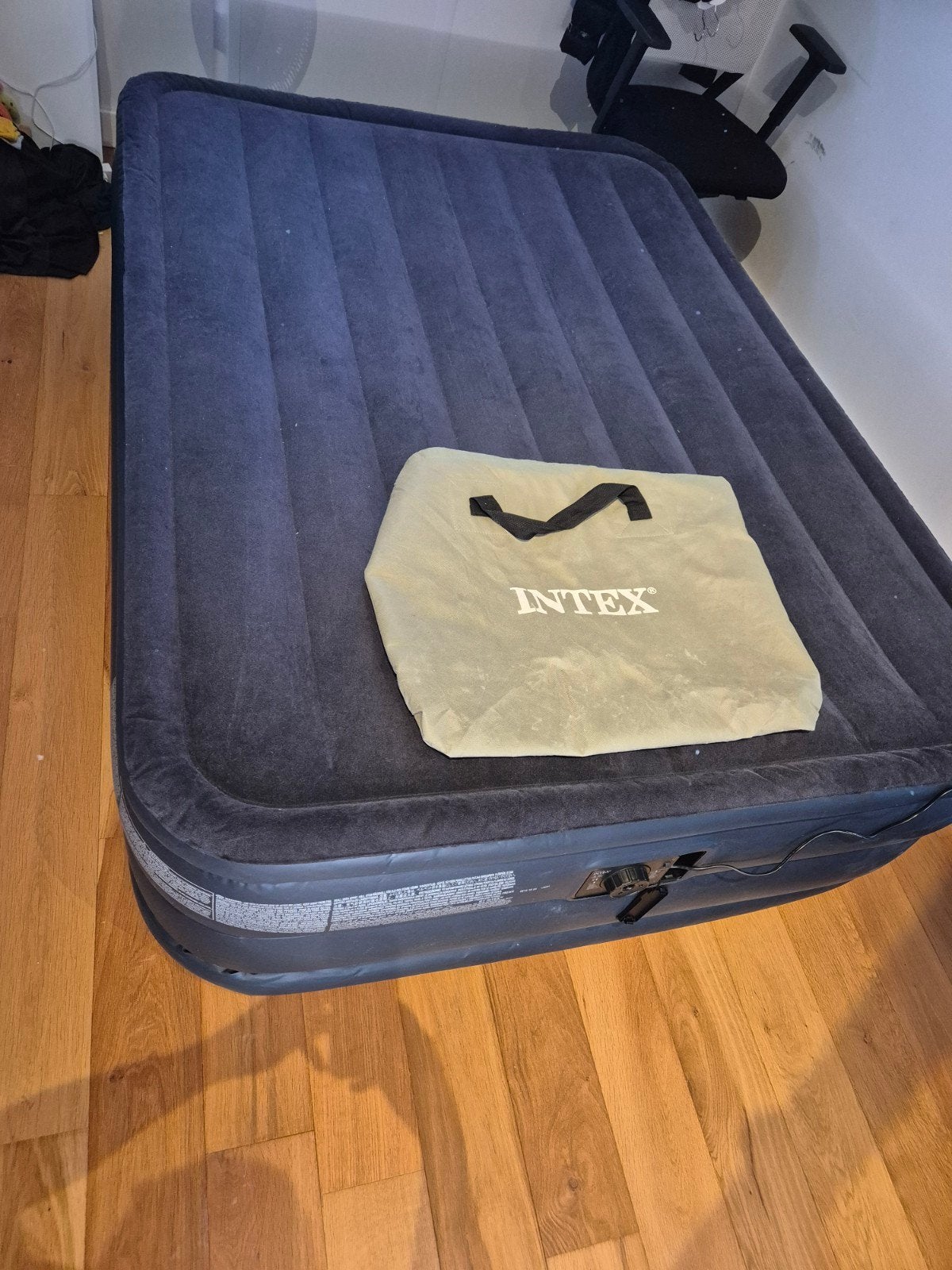 Intex Luchtbed met Ingebouwde Pomp - 2-persoons, Ophalen of Verzenden, Ingebouwde pomp, Zo goed als nieuw, 2-persoons