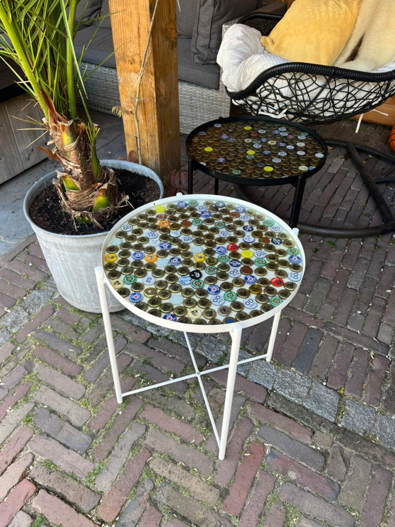 Unieke witte bijzettafel met bierdoppen ingelegd, Ophalen, Minder dan 45 cm, Minder dan 55 cm, Gebruikt