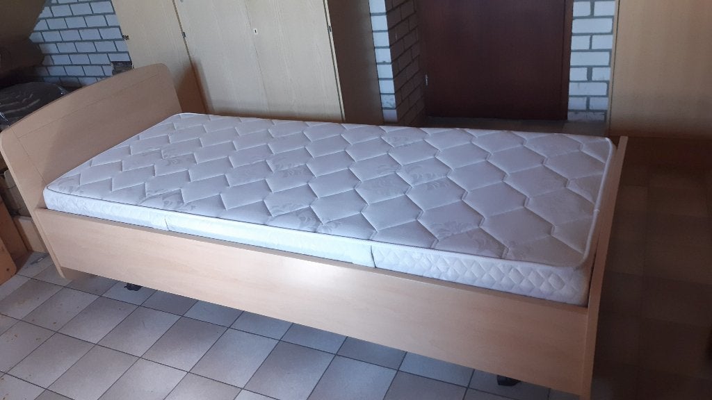 Mooi eenpersoonsbed 90x220 met lattenbodem en matras, Huis en Inrichting, Ophalen, Verstelbaar, 90 cm, Beige