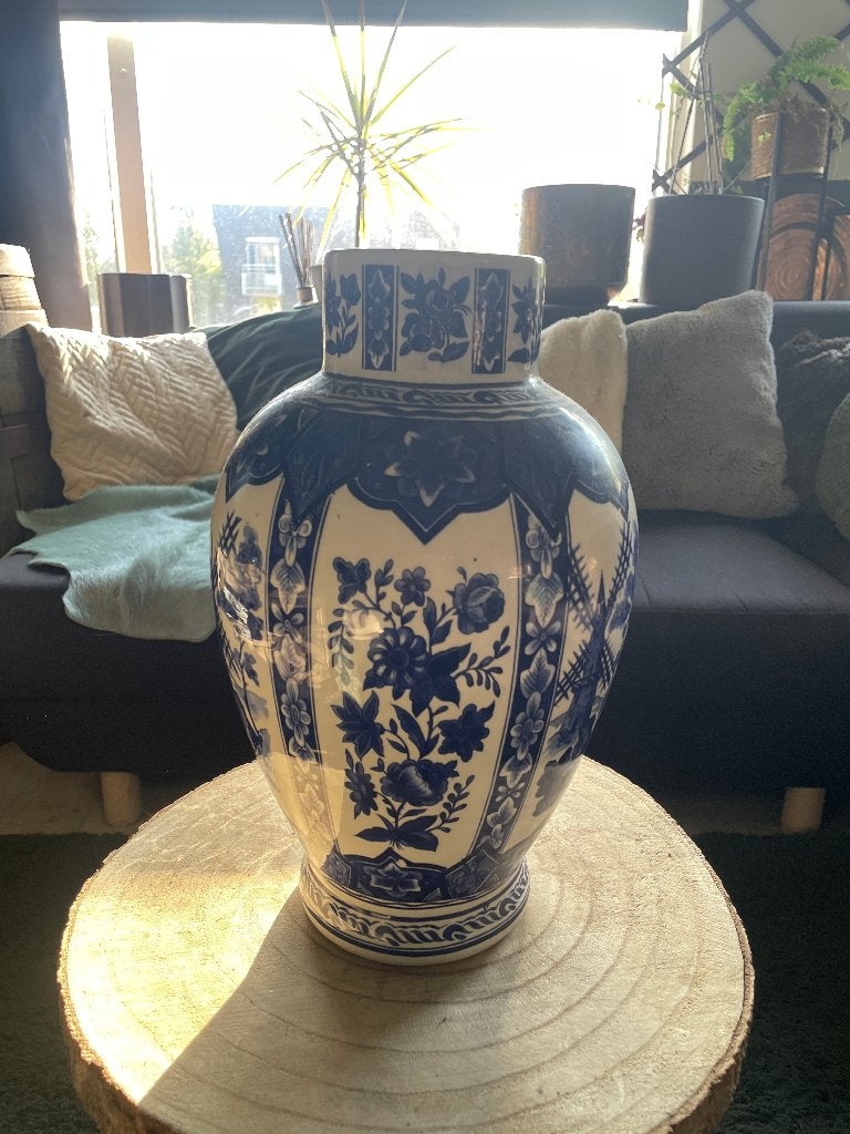 Grote Delfts Blauwe Vaas met Molen en Bloemen, Huis en Inrichting, Ophalen, 45 cm, Zo goed als nieuw, Steen/keramiek