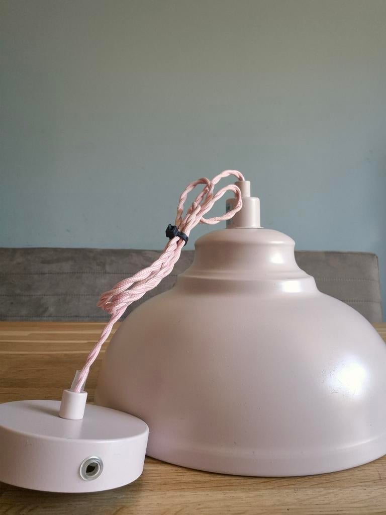Roze hanglamp, Ophalen