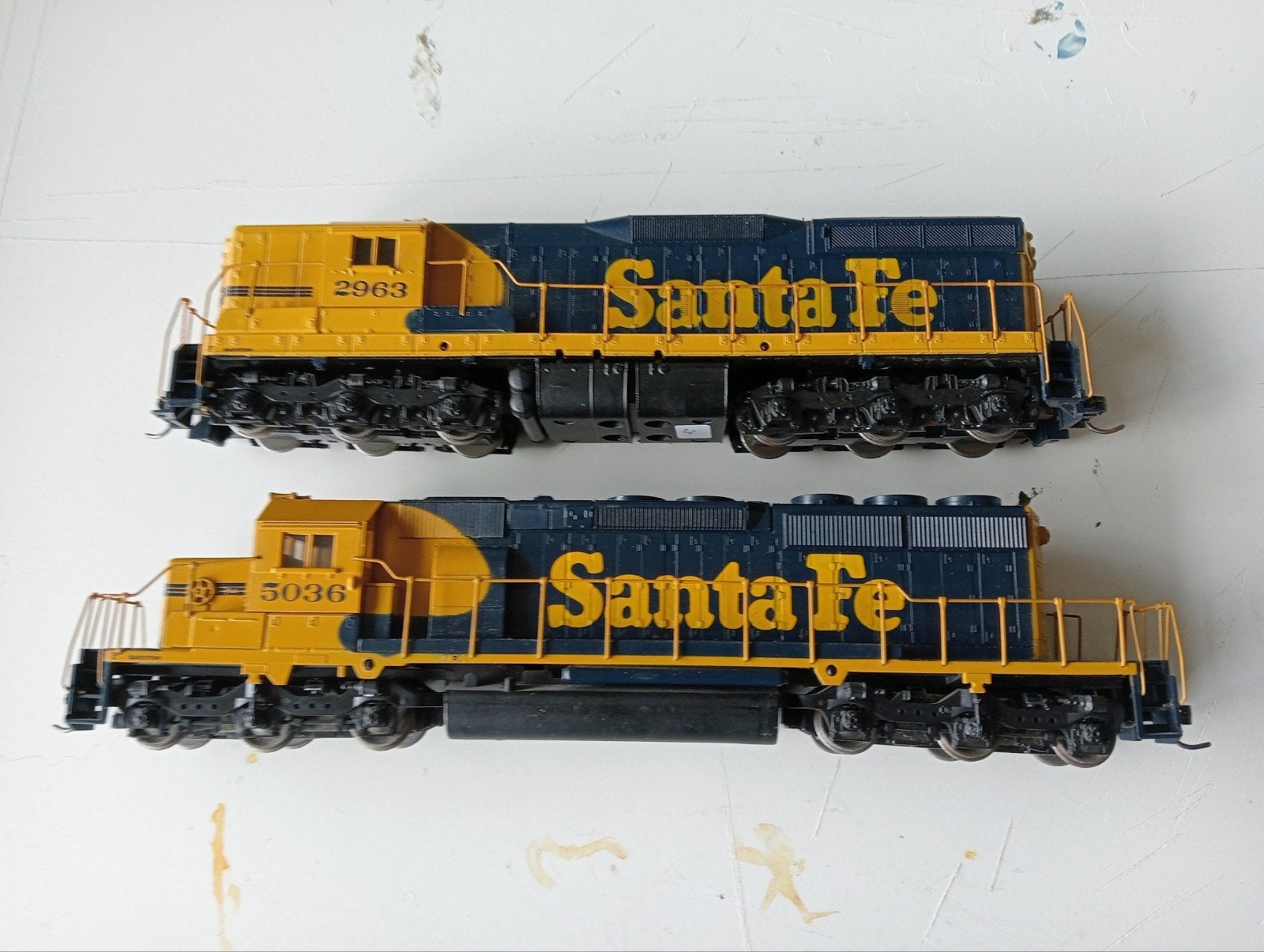 2x Santa Fe Diesellocomotieven - Schaal H0, Ophalen of Verzenden, Gelijkstroom, Locomotief, Overige merken