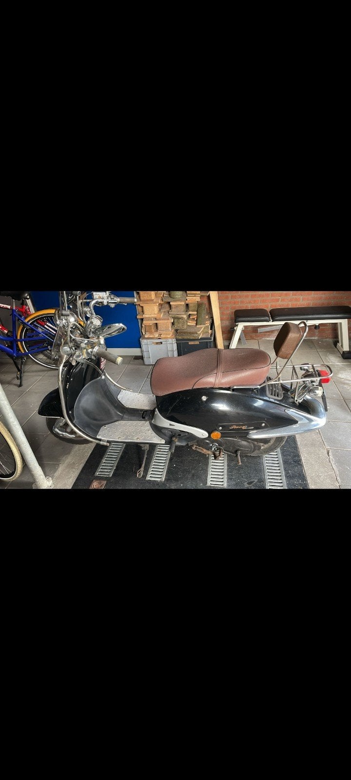 Zwarte scooter met bruin zadel - Goede staat, Ophalen, Gebruikt, Overige modellen, Maximaal 45 km/u