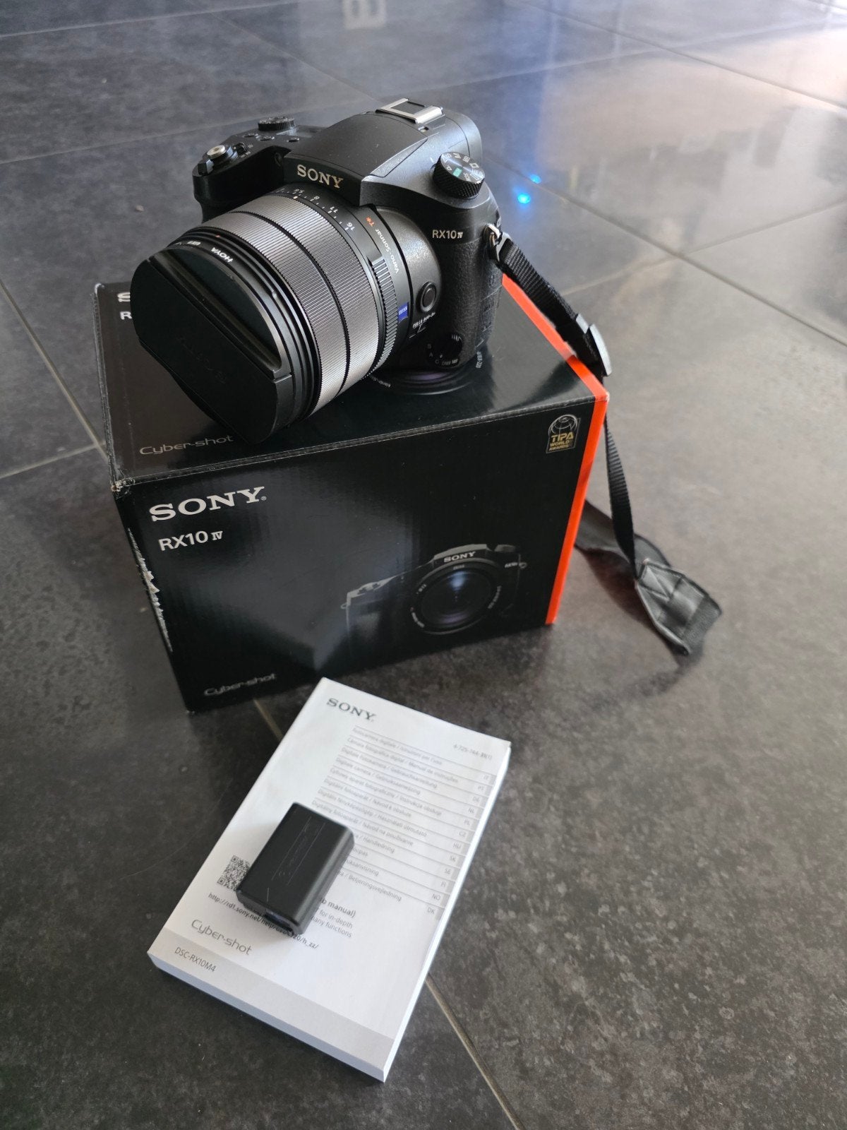 Sony Cyber-shot RX10 IV Bridgecamera - Zo goed als nieuw, Accu, Ophalen of Verzenden, Zo goed als nieuw, Sony
