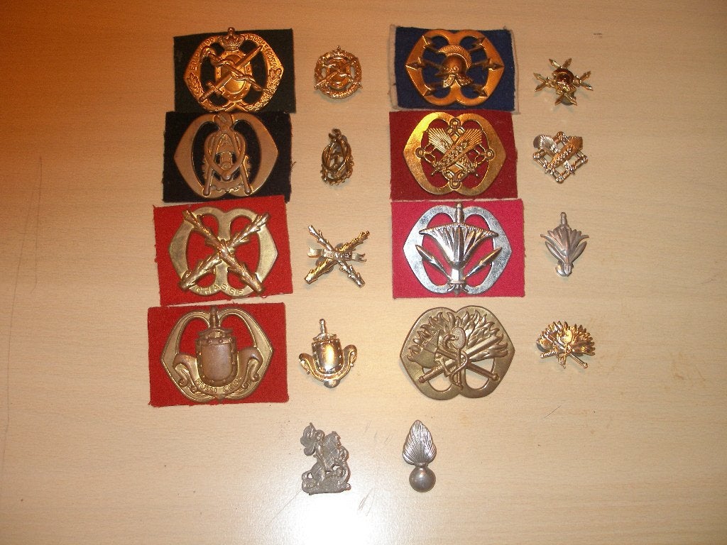 Kavel diverse baret- en kraagemblemen, Verzamelen, Militaria | Algemeen, Landmacht, Embleem of Badge, Nederland, Ophalen of Verzenden