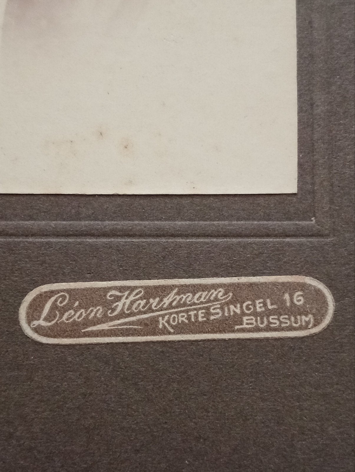 Antieke foto van jonge vrouw, Leon Hartman Bussum, Verzamelen, Foto's en Prenten, Gebruikt, Foto, Ophalen of Verzenden, Voor 1940