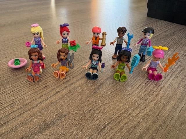 10 lego friends poppetjes met leuke accessoires (zie foto's, Kinderen en Baby's, Speelgoed | Duplo en Lego, Lego, Friends, Ophalen of Verzenden
