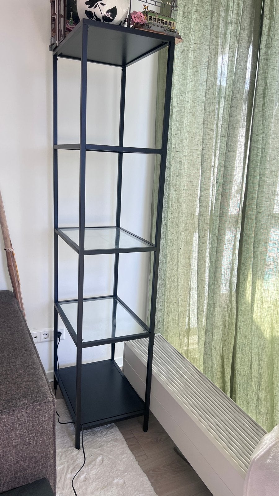IKEA VITTSJÖ Stellingkast, zwartbruin/glas, 51x175 cm, Ophalen, Zo goed als nieuw
