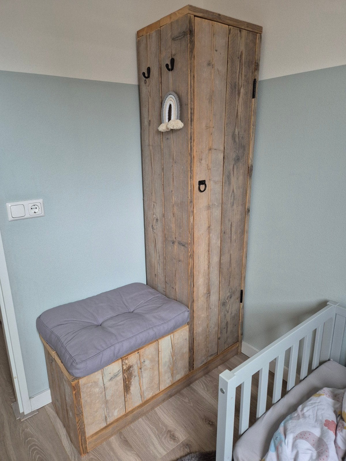Steigerhouten kast voor baby-kinderkamer met zitje, Ophalen, 50 tot 100 cm, Zo goed als nieuw, Rustiek, Landelijk