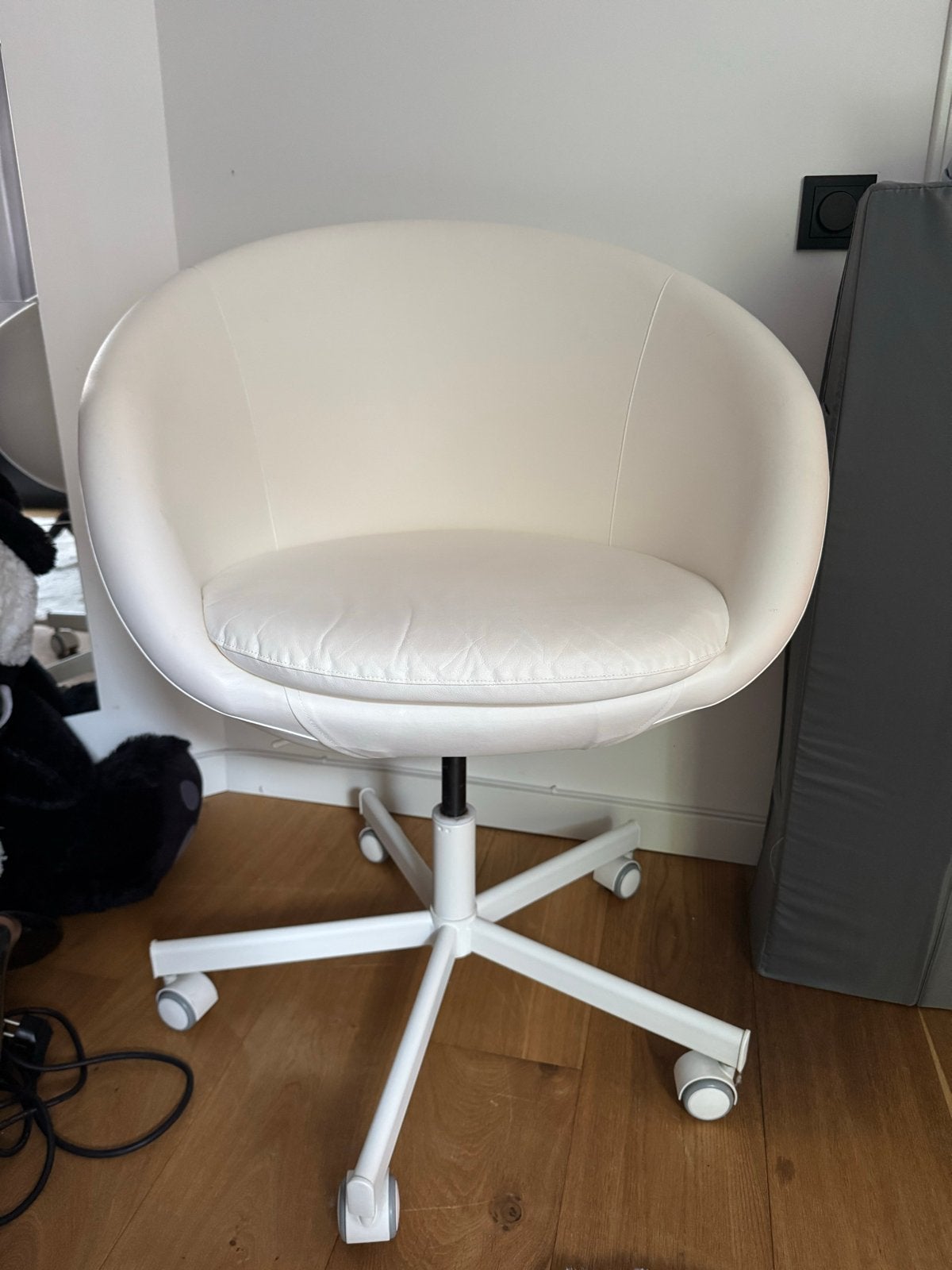 Witte bureaustoel met wielen - IKEA SKRUVSTA, Ophalen of Verzenden, Gebruikt, Wit, Bureaustoel