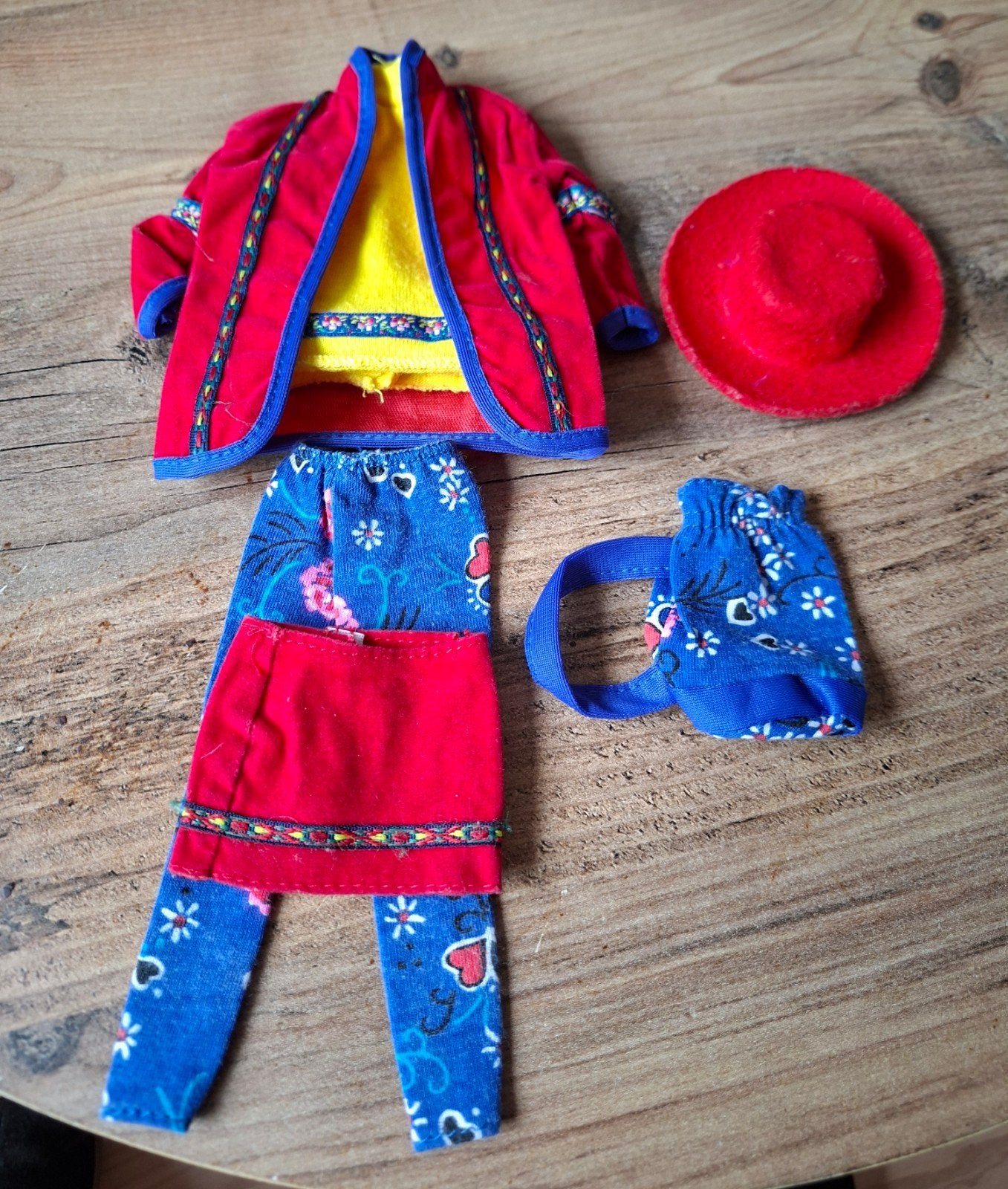 Barbie kleding set - Geel, rood, blauw met bloemenprint, Ophalen of Verzenden, Gebruikt, Kleertjes