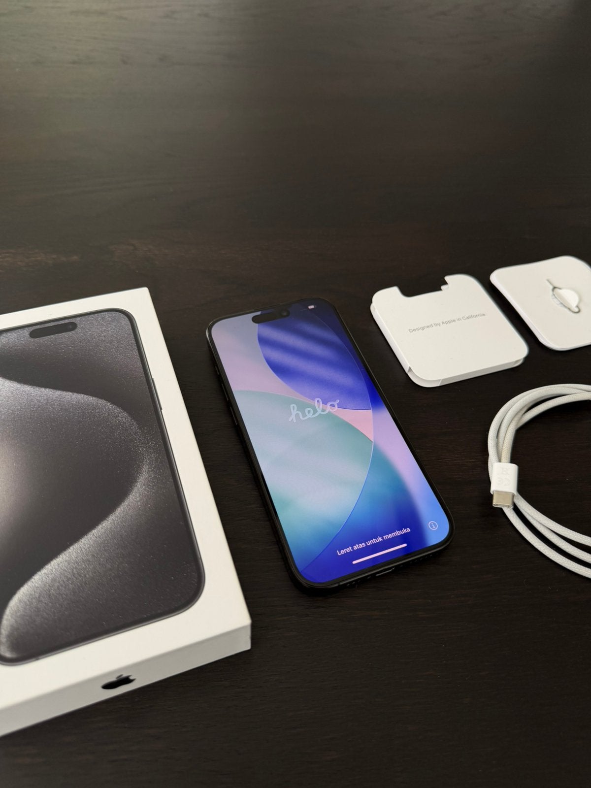 Foto 4 van Apple iPhone 15 Pro Black Titanium, 128GB +oplader en doosje