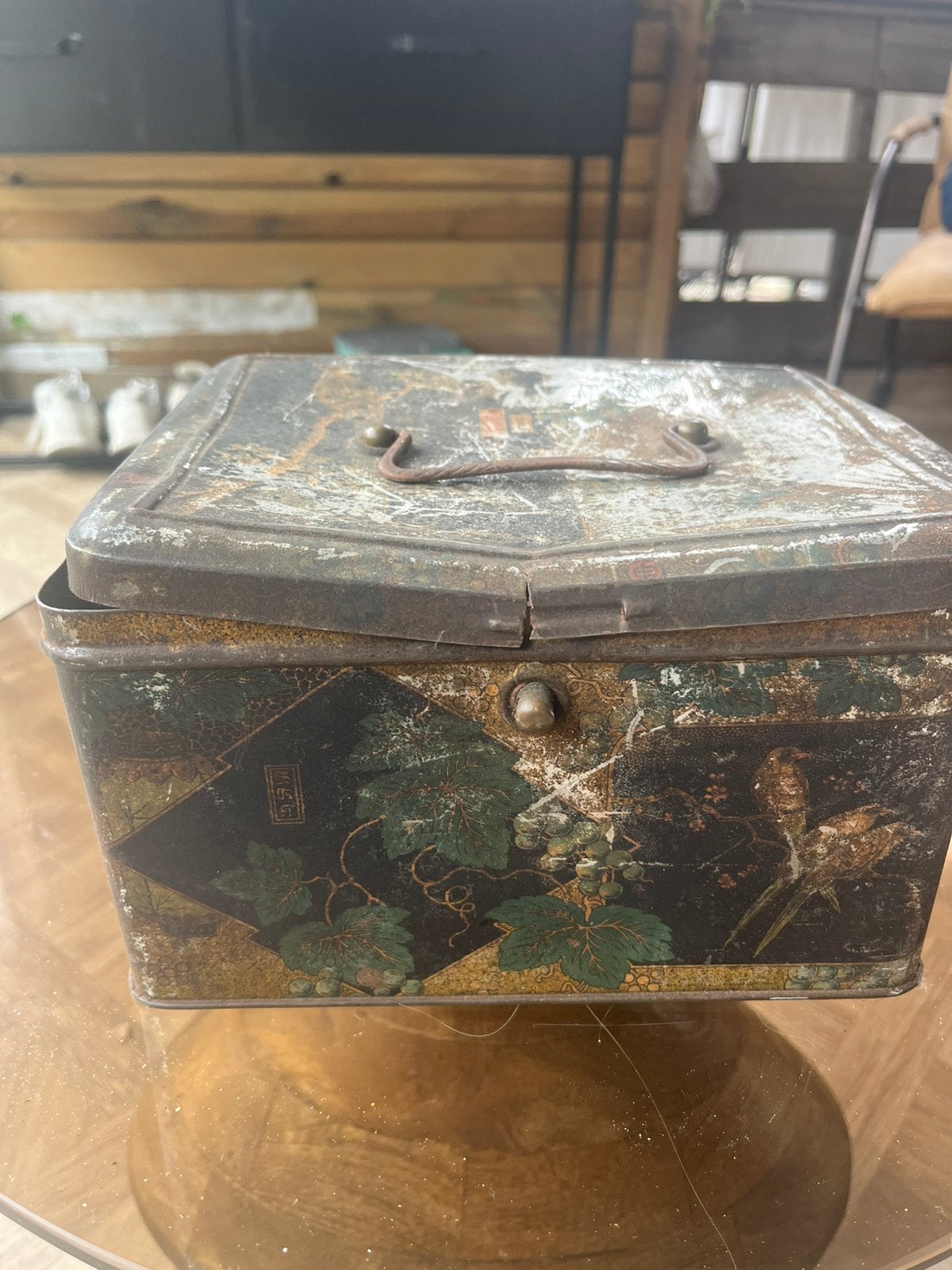 Twee oude blikken., Ophalen
