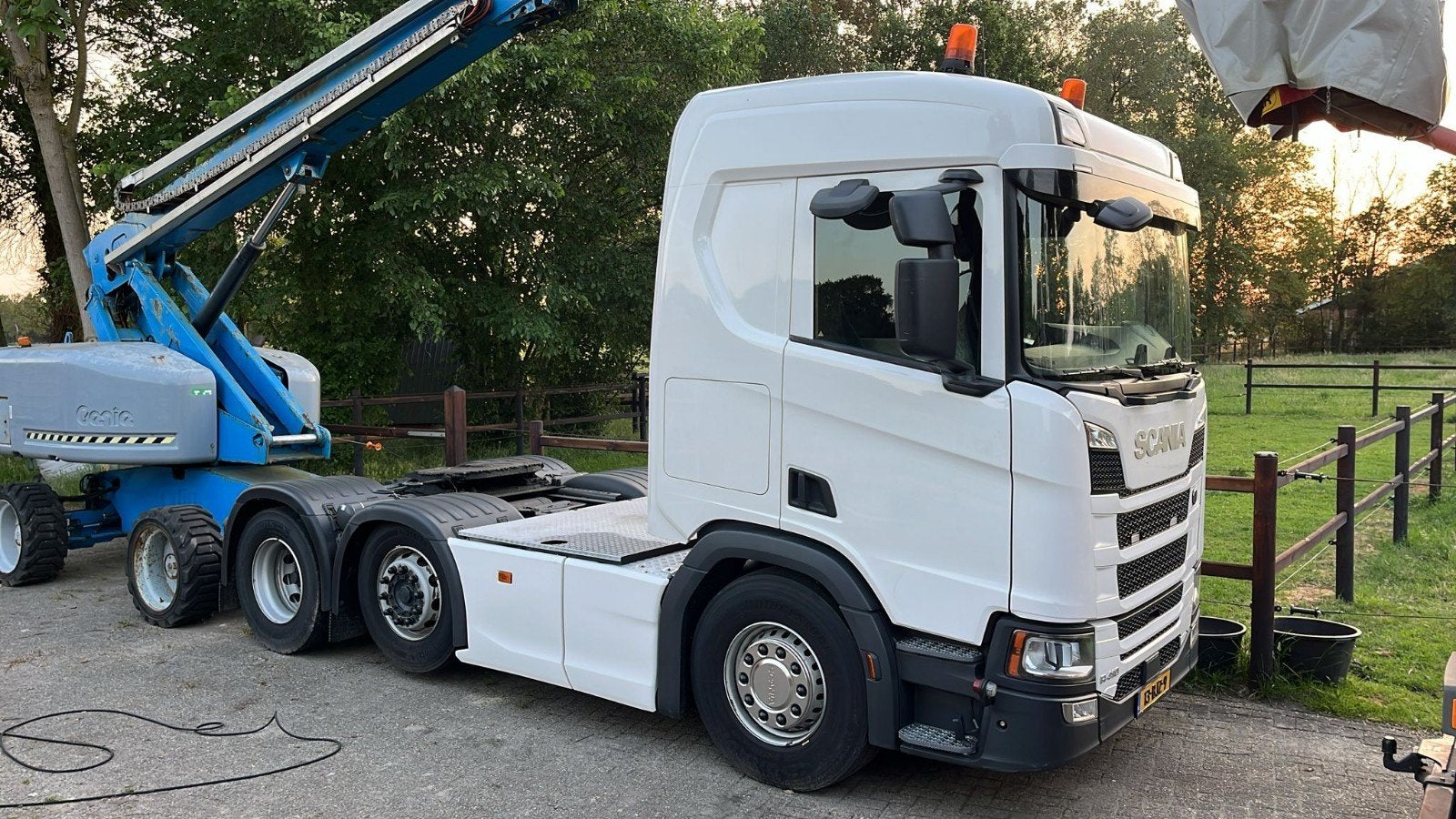 Scania R410 6x2/4 euro 6 6 ton km's! NL liftas stuuras apk, Automaat, Stof, Stoelverwarming, Wit