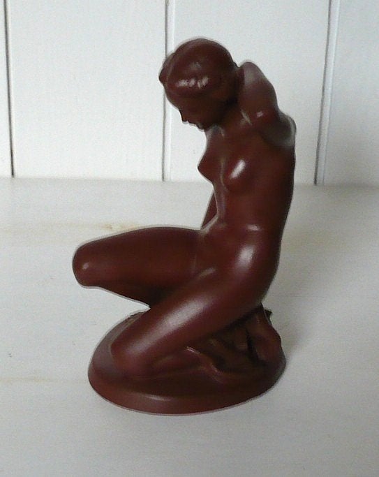 Prachtig beeld van een naakte knielende vrouwenfiguur, Minder dan 20 cm, Art nouveau, Ophalen of Verzenden, Steen of Keramiek