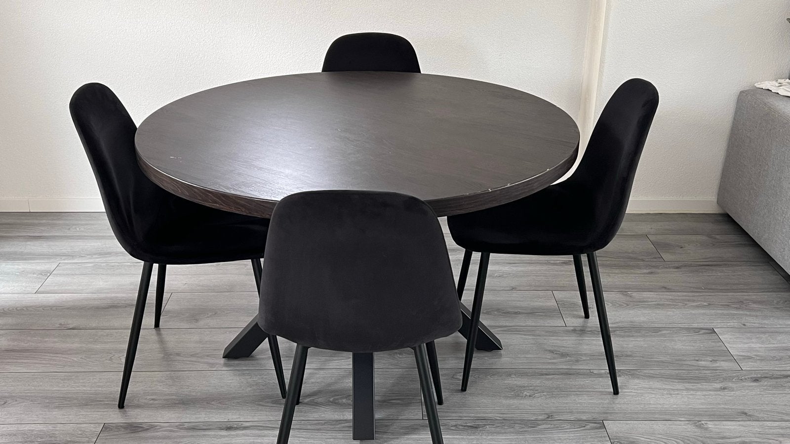 Ronde eettafel met 4 zwarte stoelen, Ophalen, 100 tot 150 cm, Rond, Zo goed als nieuw