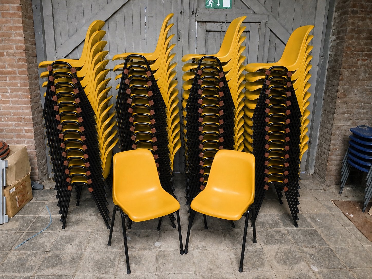AA-kwaliteit stapelstoelen geel kantinestoelen kuipstoelen, Ophalen, Kunststof, Zo goed als nieuw, Grijs