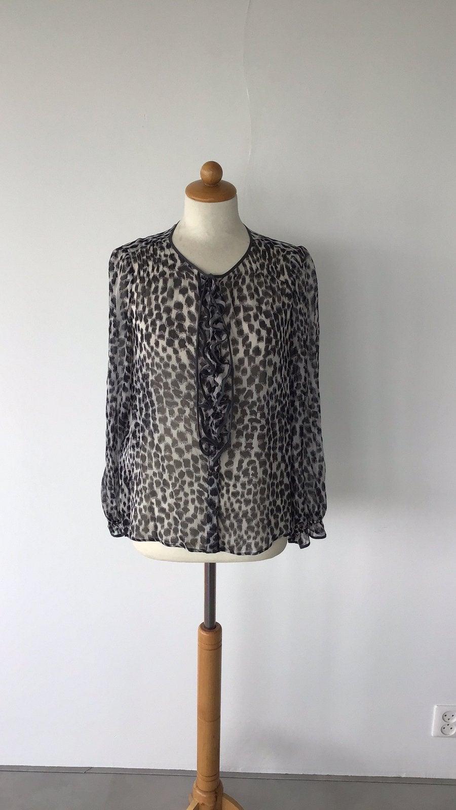 Licht donkergrijze zijde blouse van  Gerard Darel m 36, Ophalen of Verzenden, Nieuw, Maat 36 (S), Grijs