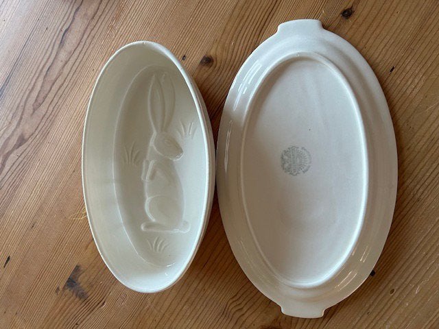 Puddingvorm.  Model haas, met onderbord., Ophalen