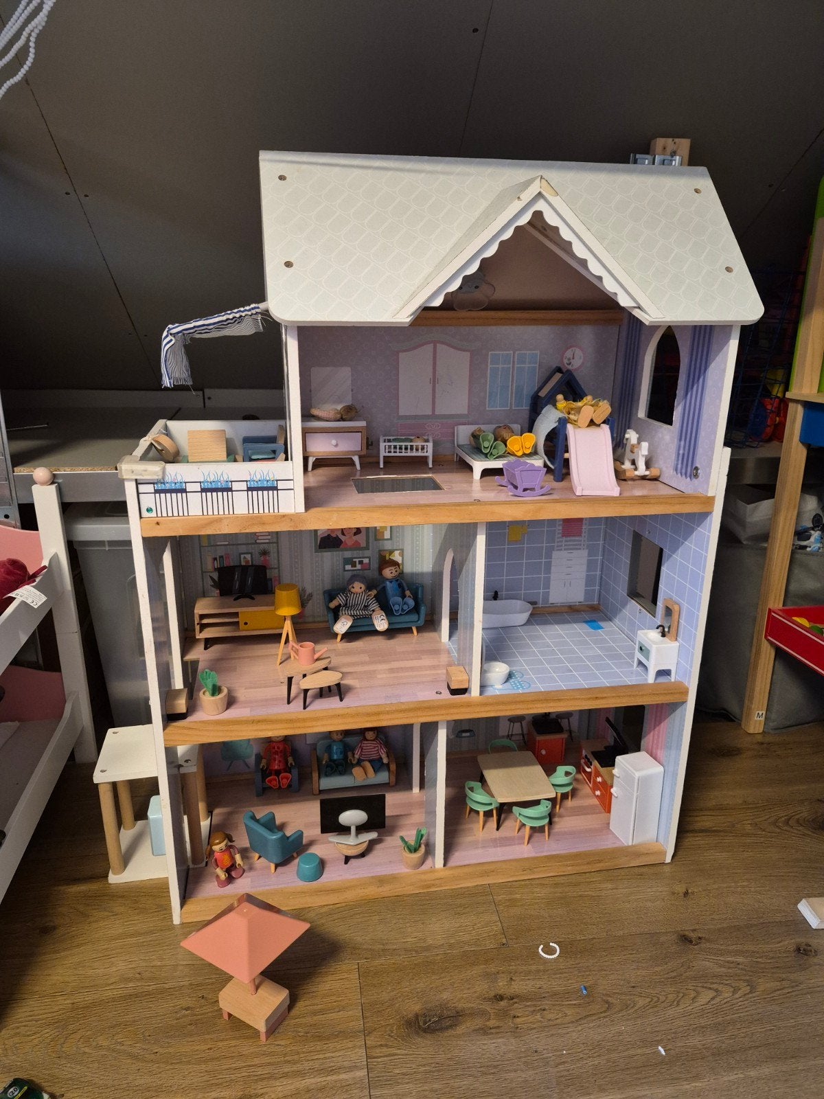 Groot poppenhuis met complete inrichting en poppen, Ophalen, Gebruikt, Poppenhuis
