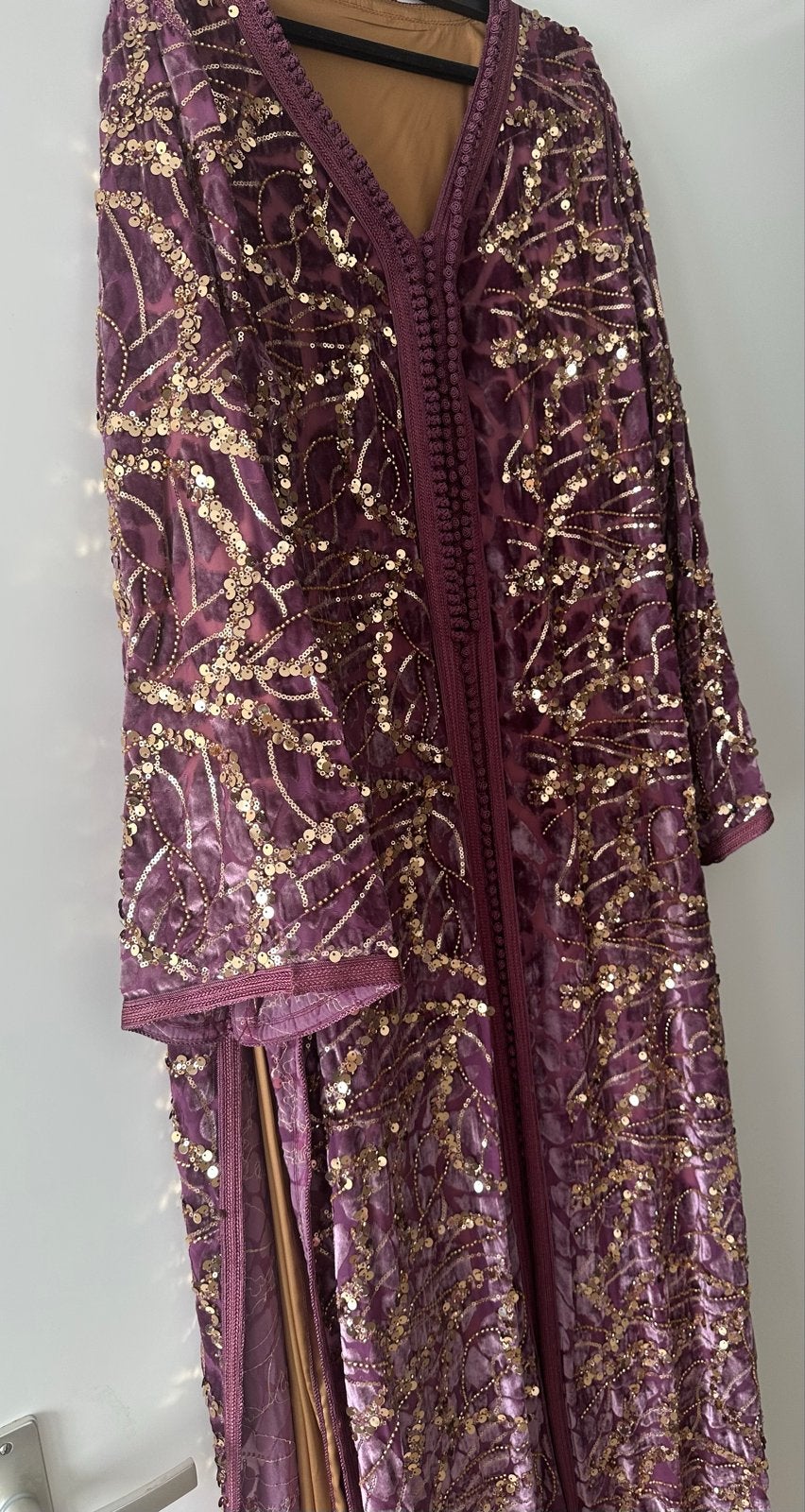 Prachtige paarse marokkaanse jurk  met gouden pailletten, Galajurk, Paars, Maat 42/44 (L), Ophalen of Verzenden