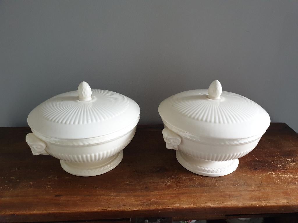 Wedgwood Edme – 2* dekschaal 20 cm (met ramskoppen), Ophalen of Verzenden, Wedgwood, Aardewerk, Schaal of Schalen