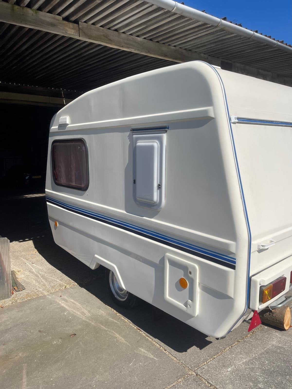 Compacte Predom 326 Caravan - Ideaal voor avontuur!, Standaardzit, Omvormbare zithoek, Tot en met 3, Predom