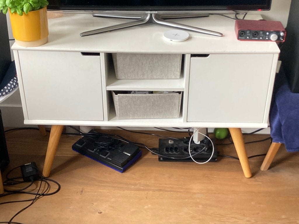 Wit Scandinavisch tv-meubel / dressoir met houten pootjes, Ophalen, Gebruikt, 50 tot 100 cm, Minder dan 100 cm
